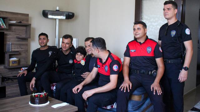 Hatay'da polis ekiplerinden 9 yaşındaki çocuğa doğum günü sürprizi
