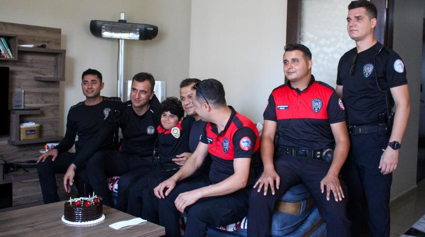 Hatay'da polis ekiplerinden 9 yaşındaki çocuğa doğum günü sürprizi