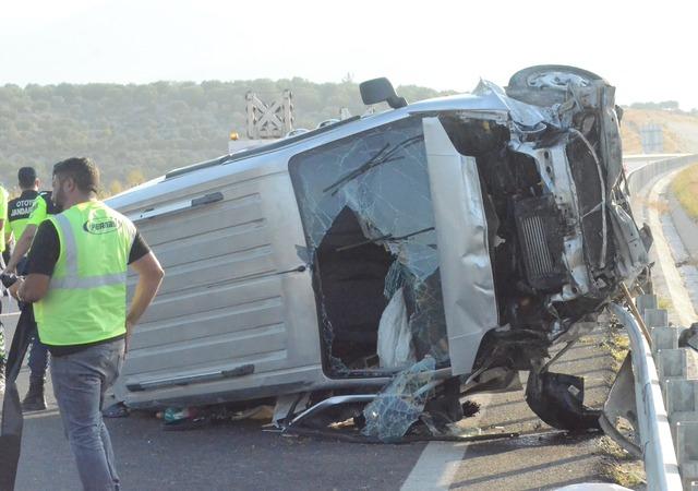 Aydın da bariyere çarpıp devrilen minibüsteki 1 kişi öldü, 2 kişi yaralandı 2
