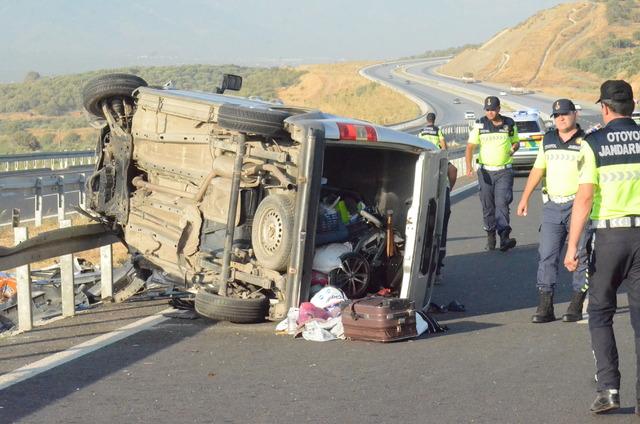 Aydın da bariyere çarpıp devrilen minibüsteki 1 kişi öldü, 2 kişi yaralandı 1