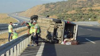 Aydın'da bariyere çarpıp devrilen minibüsteki 1 kişi öldü, 2 kişi yaralandı