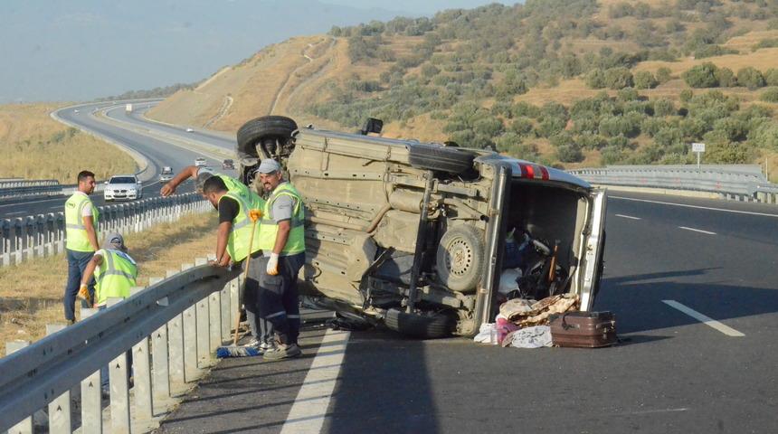 Aydın'da bariyere çarpıp devrilen minibüsteki 1 kişi öldü, 2 kişi yaralandı