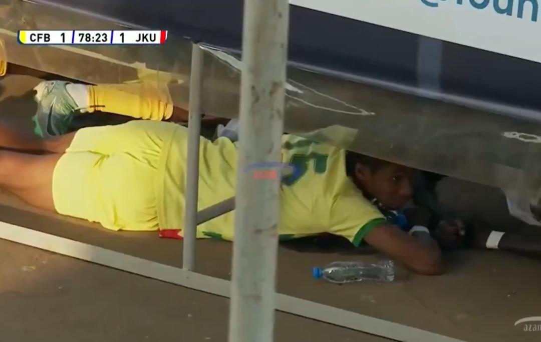 Yeşil sahalarda ilginç olay! 22 futbolcu aynı anda yere yattı, tribünün altına saklananlar bile var... 3
