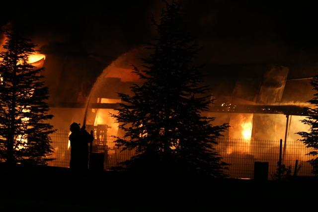 Niğde de ambalaj fabrikasında çıkan yangına müdahale ediliyor 5