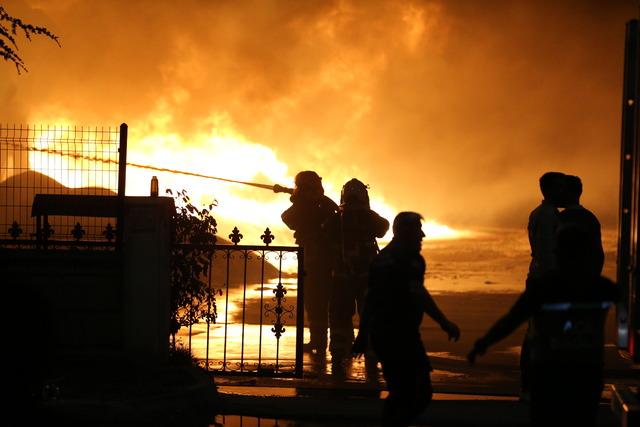 Niğde de ambalaj fabrikasında çıkan yangına müdahale ediliyor 4