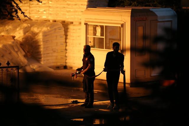 Niğde de ambalaj fabrikasında çıkan yangına müdahale ediliyor 3