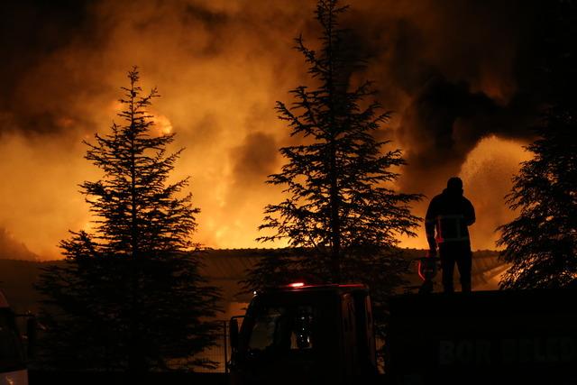 Niğde de ambalaj fabrikasında çıkan yangına müdahale ediliyor 2