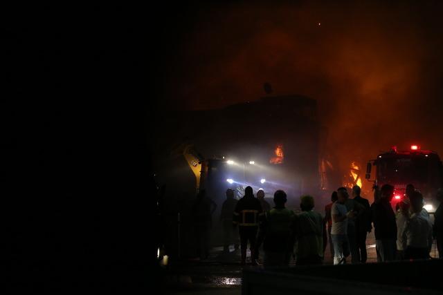 Niğde de ambalaj fabrikasında çıkan yangına müdahale ediliyor 1