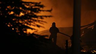 Niğde'de ambalaj fabrikasında çıkan yangına müdahale ediliyor