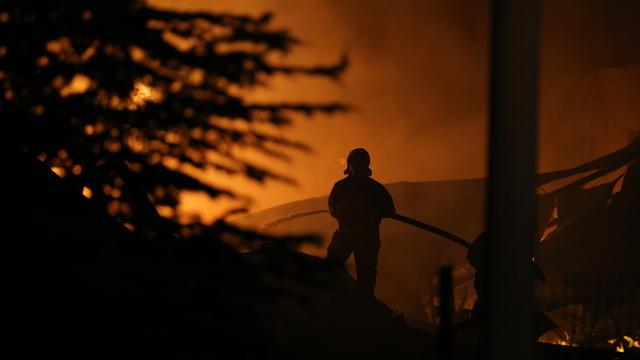 Niğde'de ambalaj fabrikasında çıkan yangına müdahale ediliyor