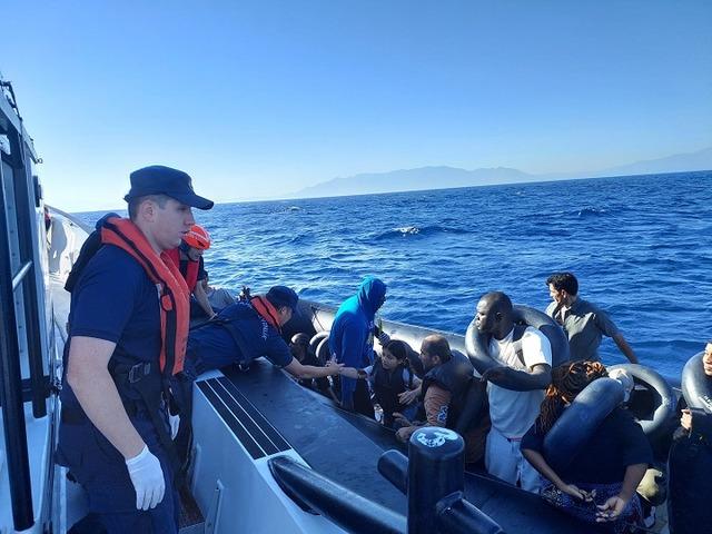 İzmir açıklarında 107 düzensiz göçmen yakalandı 1