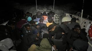 İzmir açıklarında 107 düzensiz göçmen yakalandı