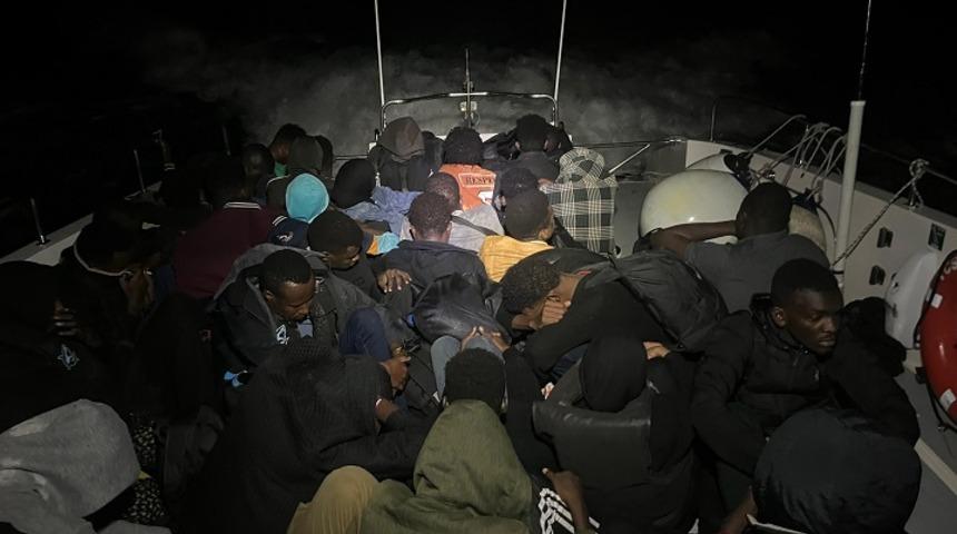 İzmir açıklarında 107 düzensiz göçmen yakalandı