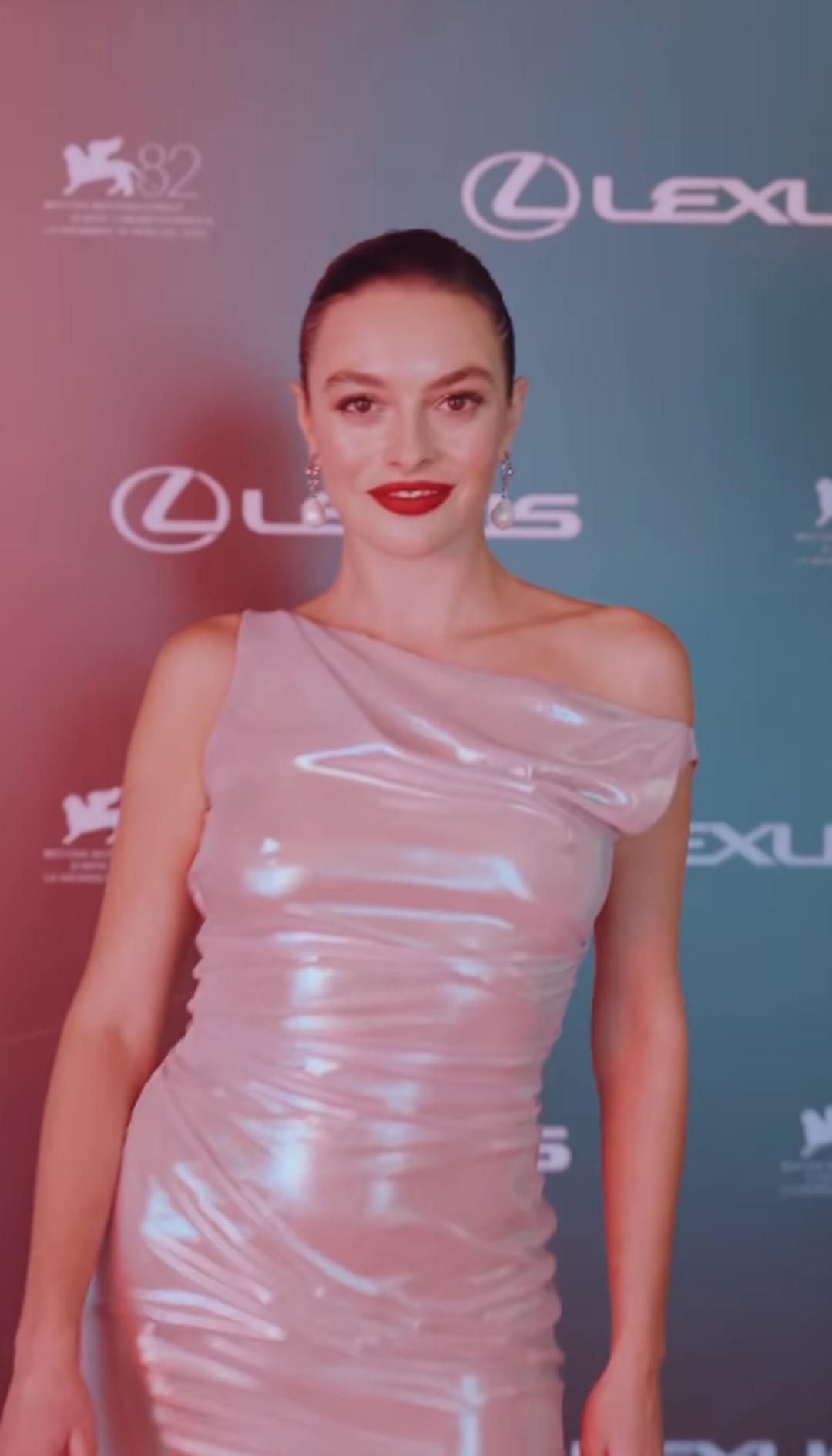 Melis Sezen, Venedik Film Festivali’ne damga vurdu! Hem kıyafeti hem enerjisi gündem oldu 2