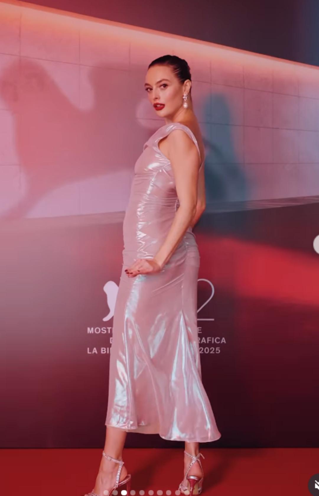 Melis Sezen, Venedik Film Festivali’ne damga vurdu! Hem kıyafeti hem enerjisi gündem oldu 4