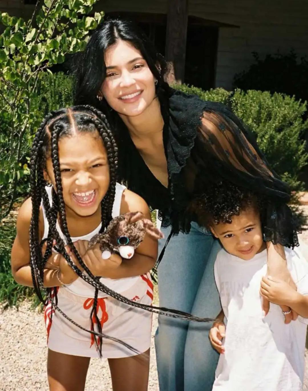 Ünlü şarkıcı Timothée Chalamet sevgilisi Kylie Jenner ı doğum gününde yalnız bıraktı!  1