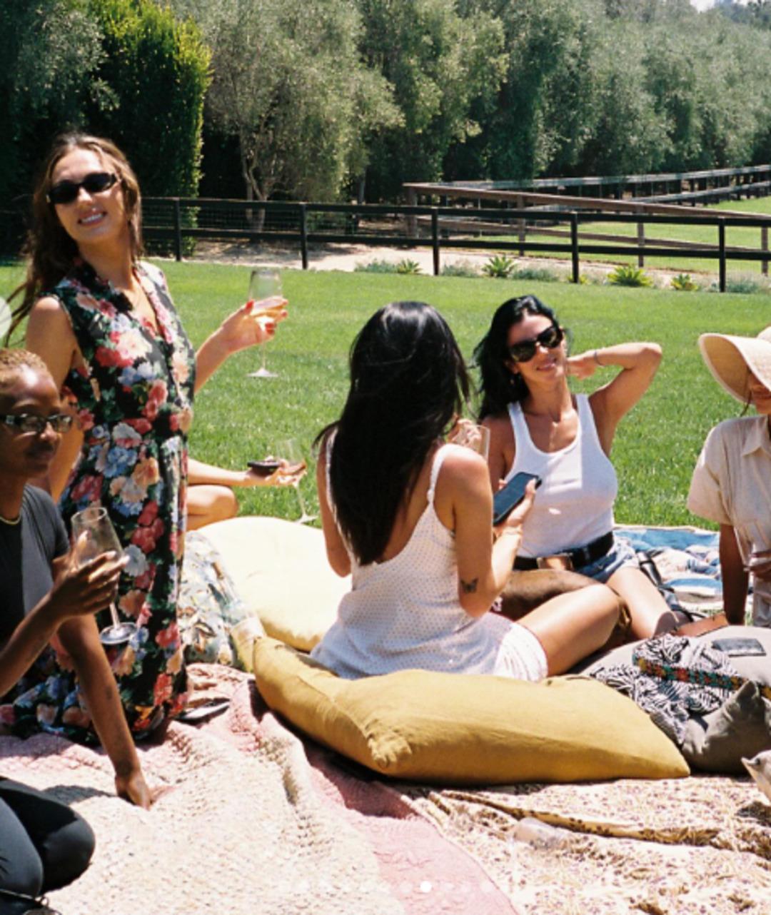 Ünlü şarkıcı Timothée Chalamet sevgilisi Kylie Jenner ı doğum gününde yalnız bıraktı!  2