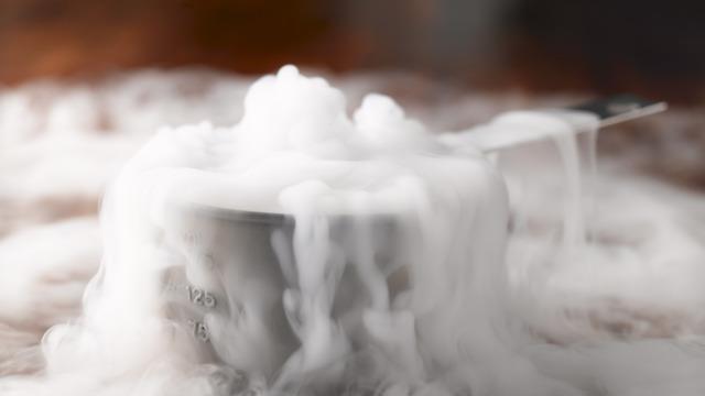 Kuru buz neden suya atıldığında duman çıkarır?