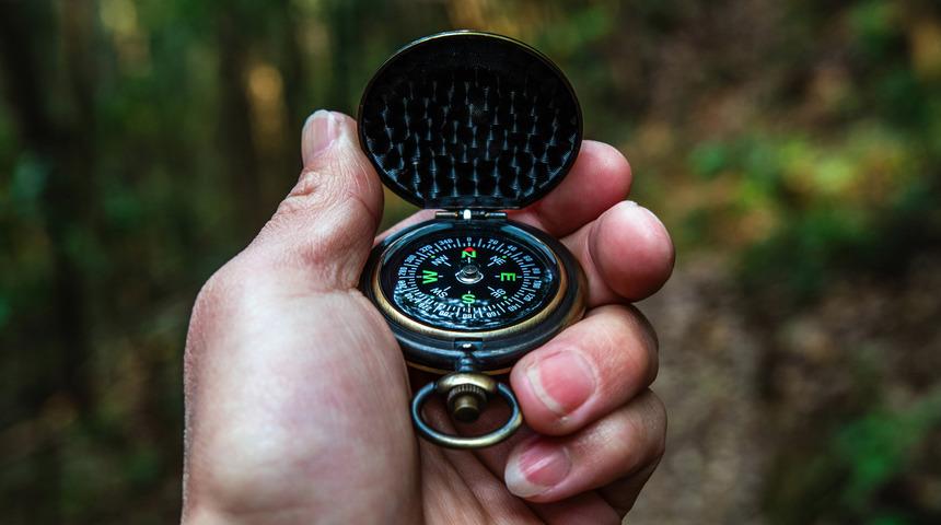 Pusula neden hep kuzeyi gösterir?