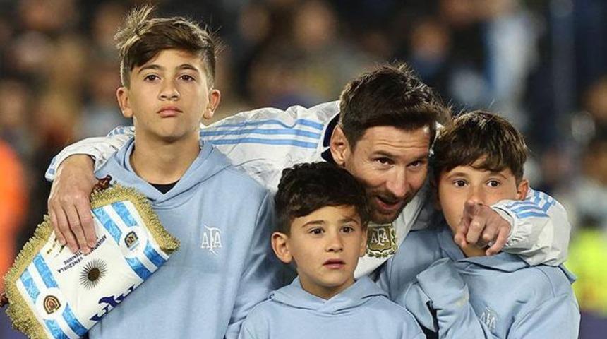 Lionel Messi iki gol attığı maçta Arjantin'e gözyaşlarıyla veda etti