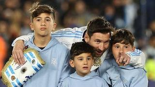 Lionel Messi iki gol attığı maçta Arjantin'e gözyaşlarıyla veda etti