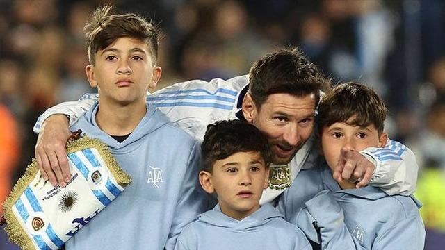 Lionel Messi iki gol attığı maçta Arjantin'e gözyaşlarıyla veda etti