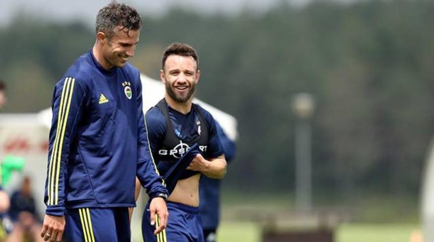 Aykut Kocaman Van Persie'yi kampa g&ouml;t&uuml;rm&uuml;yor