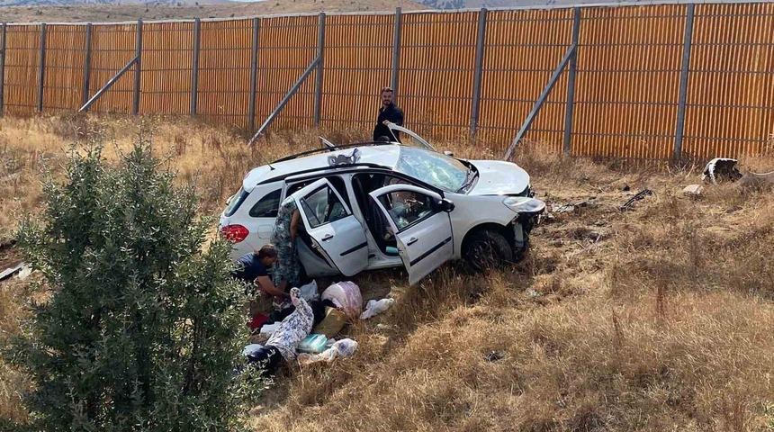 Sivas’ta yoldan çıkan araçtaki 1’i bebek 4 kişi yaralandı