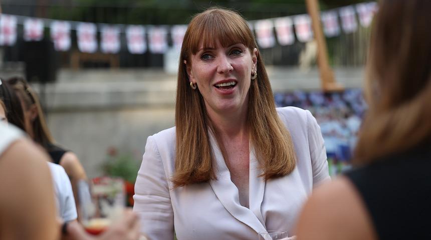 İngiltere Başbakan Yardımcısı eksik ev vergisi nedeniyle istifa etti