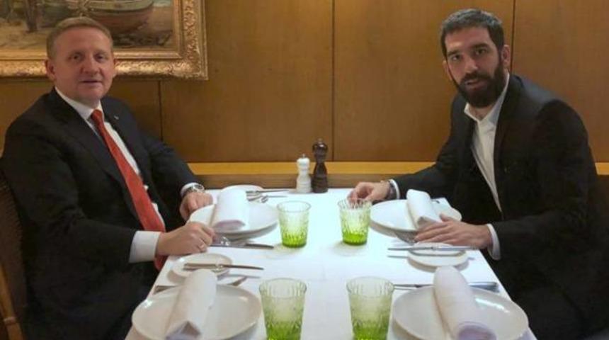 Başakşehir, Arda Turan'ı resmen a&ccedil;ıkladı