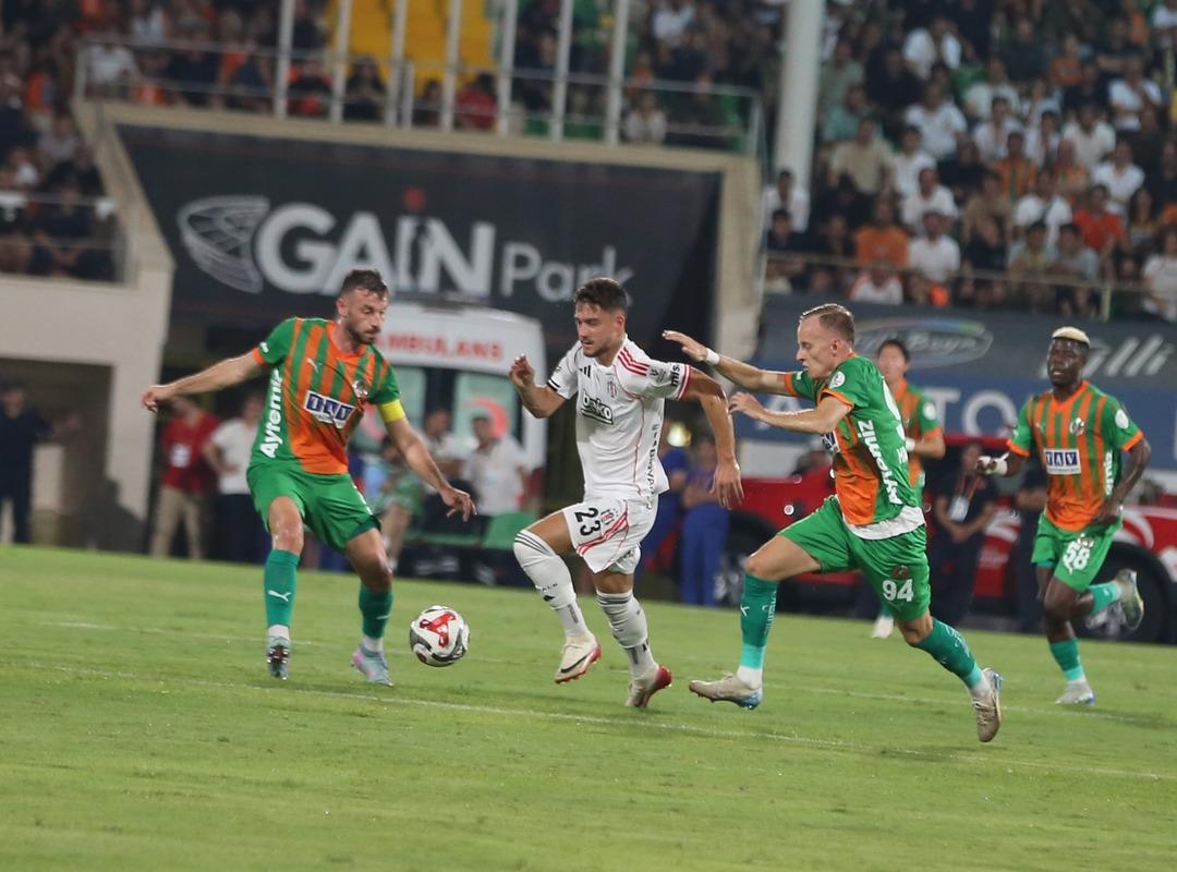 Beşiktaş tan ezeli rakibe gitti! Ernest Muçi resmen Trabzonspor da! 1