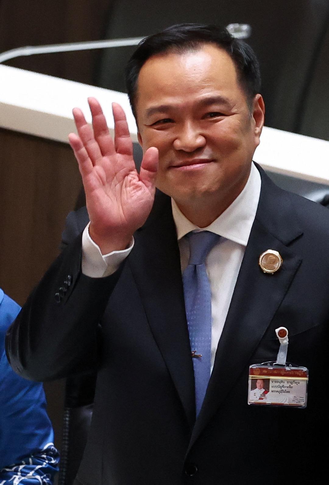 Görevden alınan başbakanın yerini "esrar kralı" doldurdu! 311 oyla seçimi kazandı 3