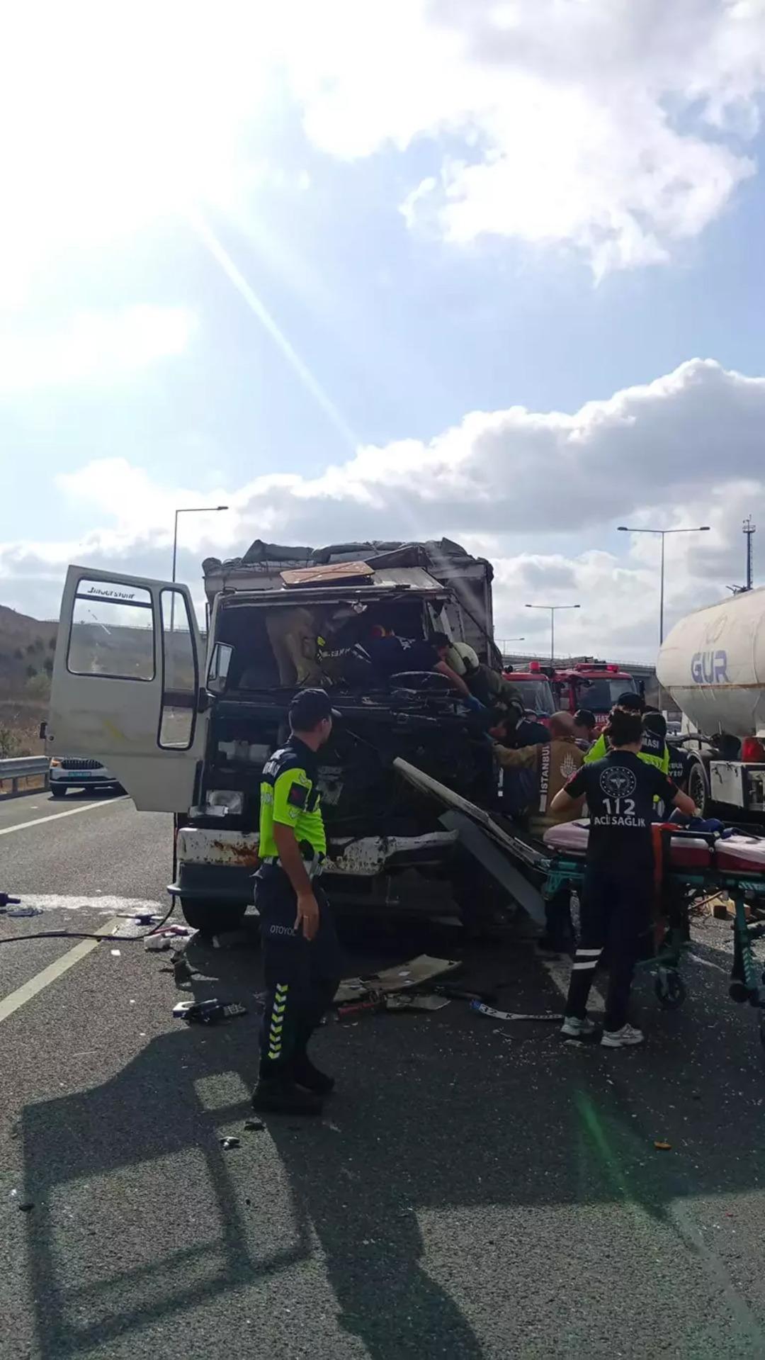 Kuzey Marmara Otoyolu nda kamyonet TIR a çarptı! 1