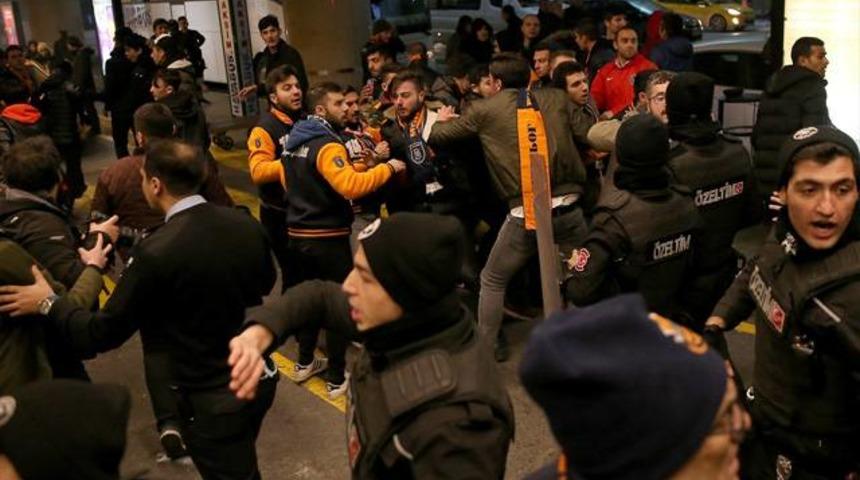 Başakşehir taraftarıyla polisler birbirine girdi!