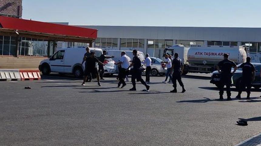 Omuz atma tartışmasında iki aile birbirine girdi, tekme tokatlar havada uçuştu! O anlar kamera