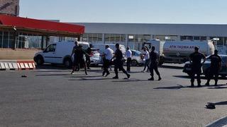 Omuz atma tartışmasında iki aile birbirine girdi, tekme tokatlar havada uçuştu! O anlar kamera