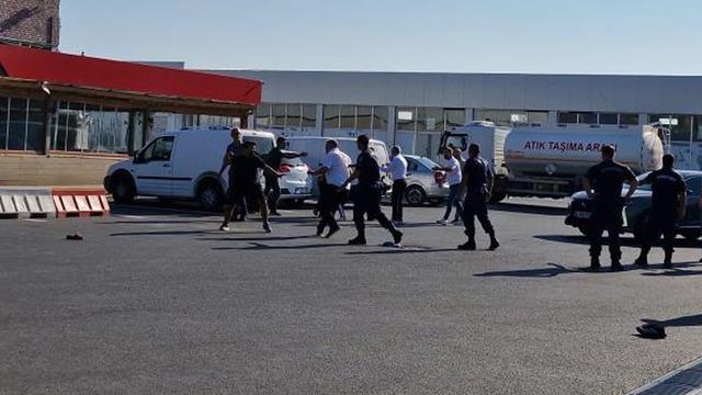 Omuz atma tartışmasında iki aile birbirine girdi, tekme tokatlar havada uçuştu! O anlar kamera