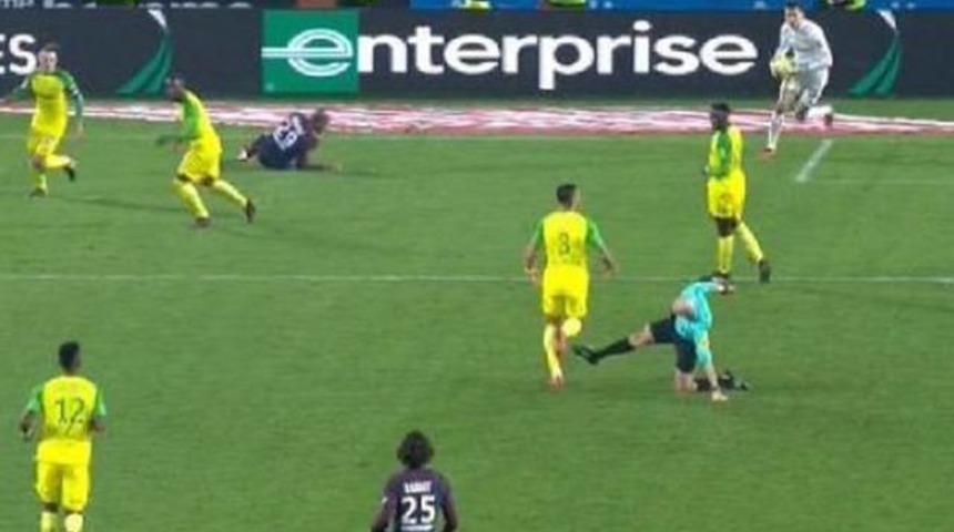 Fransa'da hakemin tekmesi ma&ccedil;a damga vurdu