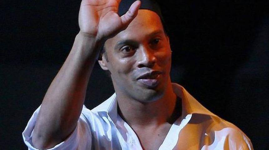 Ronaldinho futbolu bıraktığını a&ccedil;ıkladı