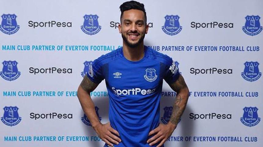 Everton Theo Walcott'u kadrosuna kattı