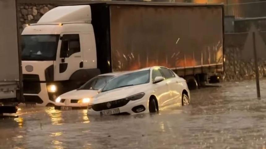 Manisa’da sağanak yağış sokakları göle çevirdi 