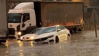 Manisa’da sağanak yağış sokakları göle çevirdi 