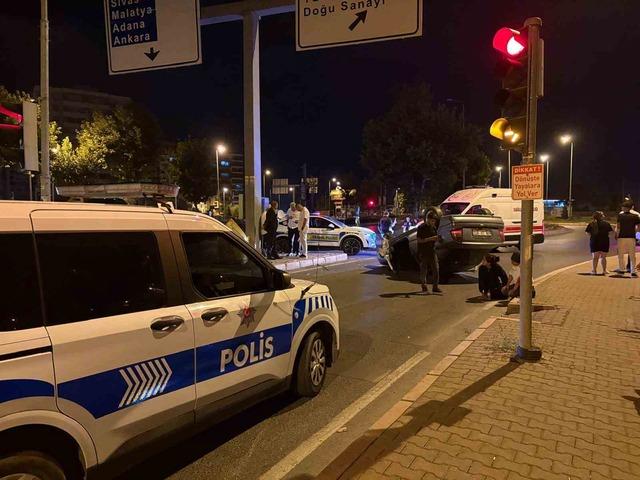 Işıkta bekleyen otomobile arkadan çarpıp, takla attı 4