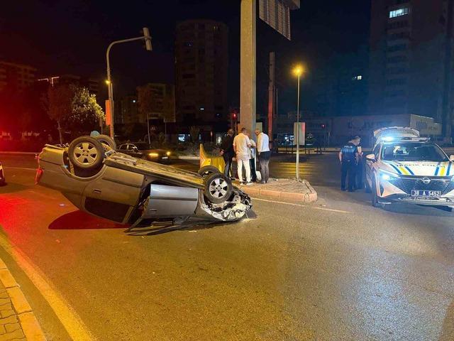 Işıkta bekleyen otomobile arkadan çarpıp, takla attı 3