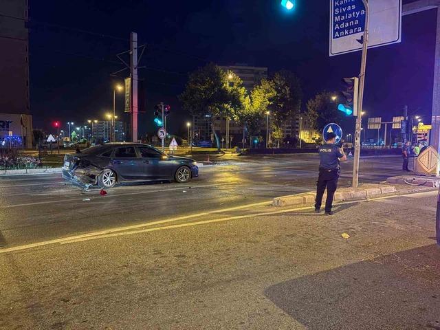 Işıkta bekleyen otomobile arkadan çarpıp, takla attı 6