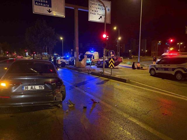 Işıkta bekleyen otomobile arkadan çarpıp, takla attı 5