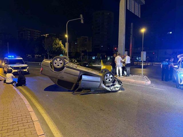 Işıkta bekleyen otomobile arkadan çarpıp, takla attı 2