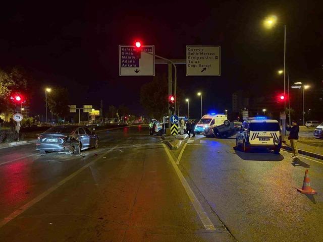 Işıkta bekleyen otomobile arkadan çarpıp, takla attı 1