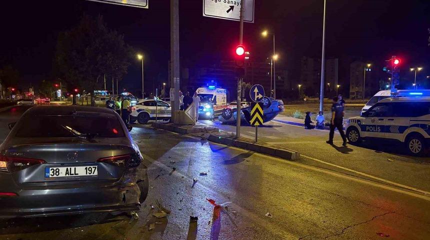 Işıkta bekleyen otomobile arkadan çarpıp, takla attı