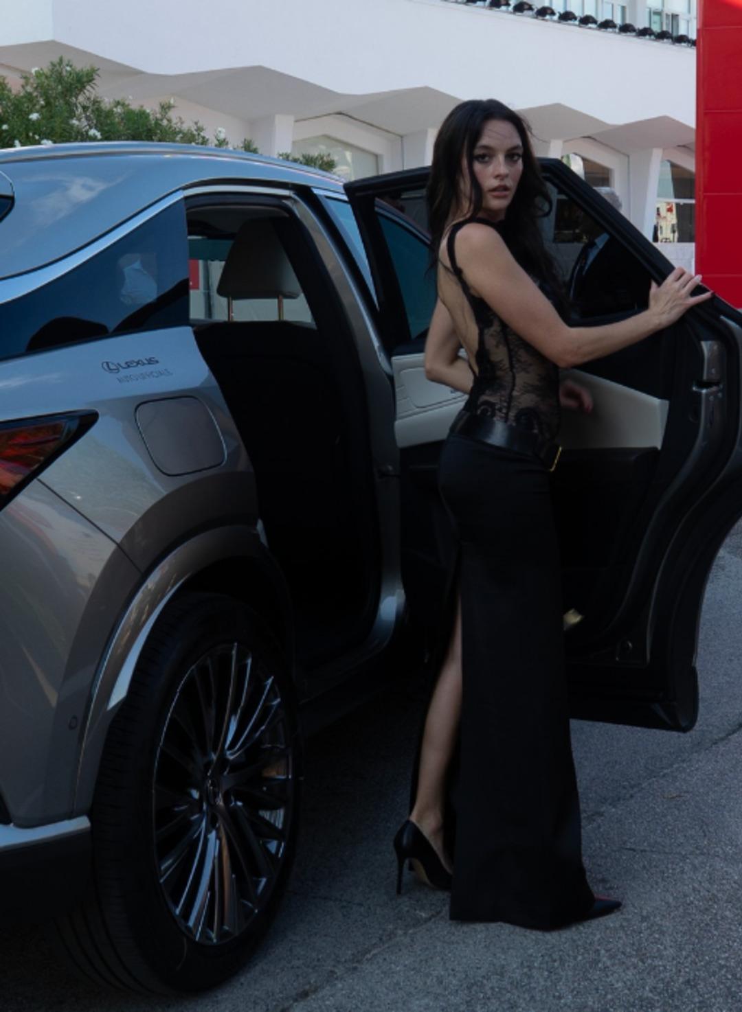 Melis Sezen bu sefer transparan tercih etti! Göğüs detayı dikkat çekti 1
